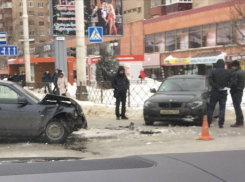 На одном перекрестков центральных улиц Тамбова столкнулись две легковушки