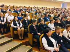 Тридцать одаренных школьников получили паспорта в главном зале администрации области 