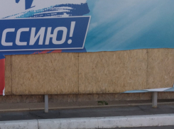 В Тамбове 20-летний студент вырезал кусок патриотического баннера на автовокзале
