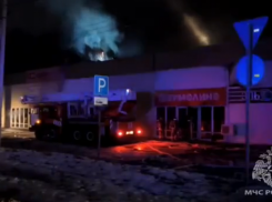 Ночной пожар уничтожил два магазина в посёлке Строитель