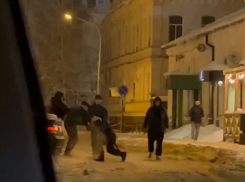 Дебошир с пистолетом и гранатой оказал сопротивление полицейским возле бара в Тамбове