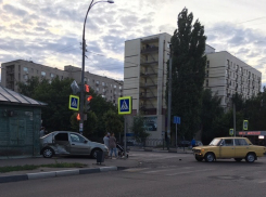 В центре Тамбова легковой автомобиль протаранил дом