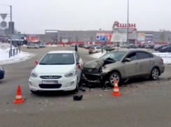 У «Ашана» не разъехались таксист и иномарка