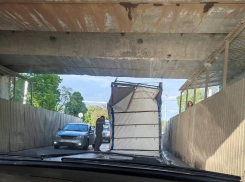 Под «мостом глупости» в Тамбове не прошёл очередной грузовик 