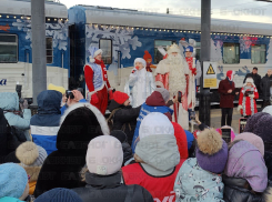 Более 200 человек пришли на вокзал Тамбова встретить поезд Деда Мороза