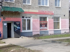 Тамбовчане в шоке от круглосуточной «закусочной», размещённой прямо в их многоэтажном доме