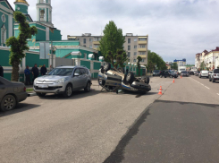 В центре Тамбов в результате тройного ДТП перевернулся автомобиль