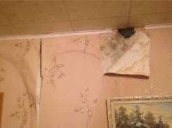 До пожара подать рукой: в доме на Астраханке замыкает электричество от протекающей крыши 