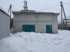Током убило подростка, прыгавшего в снег с гаража в Инжавинском районе 