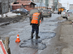 Жители Тамбова жалуются, что асфальт в городе кладут прямо в лужи