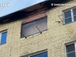 В Тамбове два года не могут установить окно в общежитии после пожара