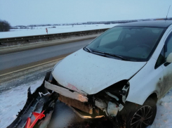 Автоледи на Opel Corsa врезалась в дорожное ограждение 