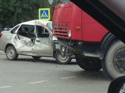 «Renault Logan» и КамАЗ не поделили перекресток в Тамбове 