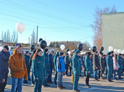 В памяти жертв ДТП в Тамбове в небо выпустили 123 белых шара 