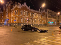 В центре Тамбова столкнулись мотоцикл и легковушка
