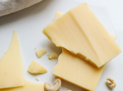 Почти тонну фальсифицированного сыра поставили в социальные учреждения Тамбовской области