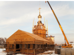 На храм в Лётке установили крест 