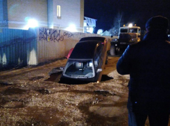 В Тамбове автомобиль с водителем практически ушёл под землю в центре города