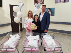 В Тамбове многодетную семью поздравили с рождением тройни подарочными наборами от RWB 