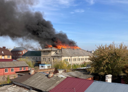 В центре Кирсанова загорелась городская баня