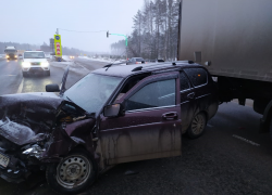 В аварии с участием двух грузовиков и легковым автомобилем пострадала семья с ребёнком