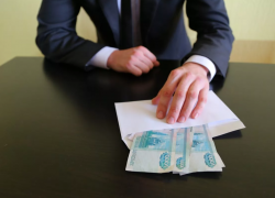 Тамбовский судебный пристав попался на взятке в 200 тысяч рублей 