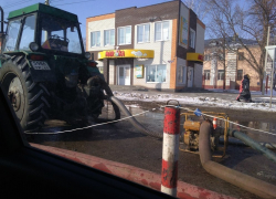 Коллектор на Гастелло снова выплеснул на поверхность дурно-пахнущее содержимое 