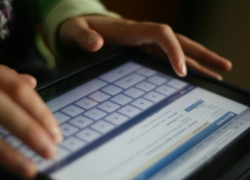 Две юные тамбовчанки обнажились за смартфон 