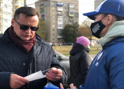 Тамбовские волонтёры раздают маски в общественном транспорте
