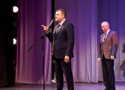 Александр Никитин со сцены тамбовтеатра трогательно поздравил жену с 8 марта