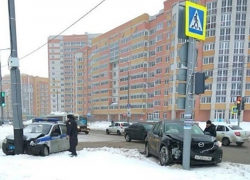 Два столба стали «прибежищем» для двух авто в Тамбове