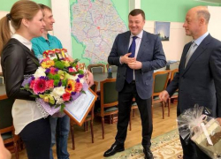 Три миллиона за тройню. Губернатор вручил сертификат счастливым родителям 