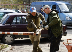 В Тамбове во дворе на Астраханской власти демонтировали незаконный шлагбаум