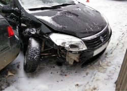  На тамбовском перекрестке не разъехались Renault Sandero и Daewoo Nexia 