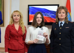 Мэр города вручила юным тамбовчанам паспорта