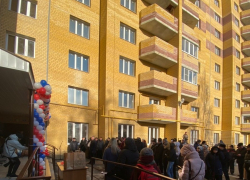 Новосёлы проблемного дома на Интернациональной получили ключи от своих квартир