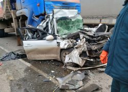 На трассе под Тамбовом «Kia Rio» раздавило между двумя большегрузами