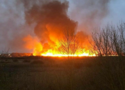 Пожар в Знаменке тушили 5 пожарных машин