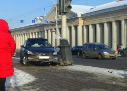 Светофор оказался на пути Hyundai Solaris в центре Тамбова 