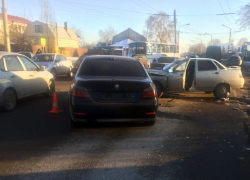 Две «Лады», Mitsubishi Lancer и BMW незапланированно познакомились на Пролетарской 