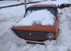 В Тамбове ищут хозяина брошенного и заснеженного авто на Полынковской