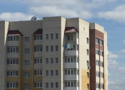 Обвалившийся балкон остается в состоянии краха спустя сутки после ч/п