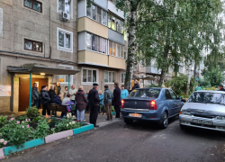 Жители дома в Тамбове требуют перекрыть сквозной проезд через двор