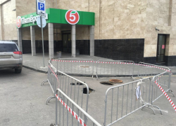 В Тамбове провалился асфальт на парковке ТРЦ «Рио»