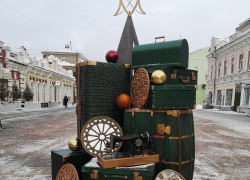 «Свалка» зелёных чемоданов и швейная машинка: новая новогодняя «ёлка» появилась в центре Тамбова