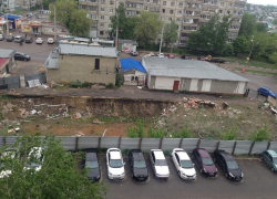 2 года наблюдают гигантскую свалку мусора жители дома по улице Сенько 