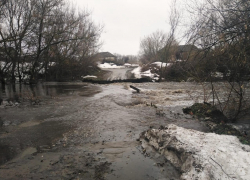 В Уметском районе паводком смыло мост
