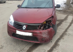 Водитель Renault спровоцировал аварию и «довёл» автоледи до больницы 