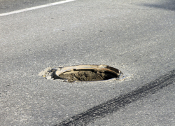 В Тамбове с коммунальщиков взыскан ущерб в пользу водителя, провалившегося в люк