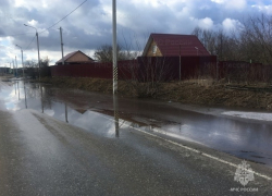 В посёлке Старчики Знаменского округа из-за половодья затопило дорогу